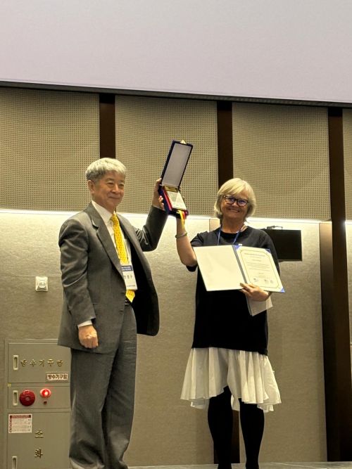 Dr. Kyung-Koo Han Sekretarz Generalny KNKU i Malgorzata Herbich w czasie wręczenia nagrody Platinum